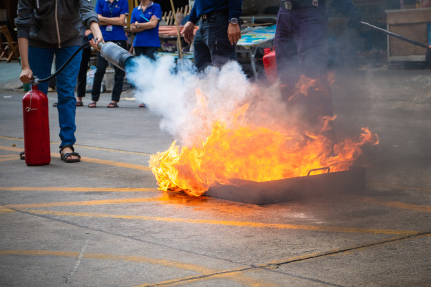 formation-pompiers-lutte-contre-incendies-eteindre-incendie_33910-276