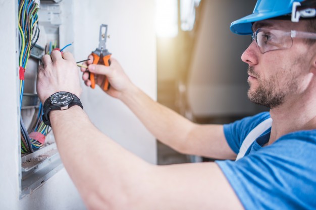 technicien-electricite-emploi_1426-1355